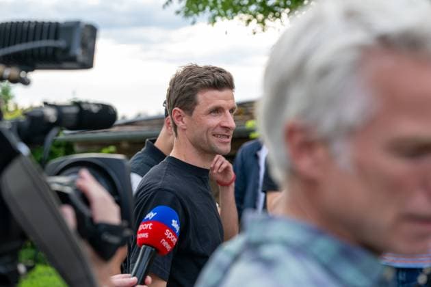 Anreise: DFB-Team kommt in Blankenhain zusammen 20240526 Im Bild: Thomas Müller Die deutsche A-Nationalmannschaft der Männer kam heute in Blankenhain in Thüringen zusammen, um sich auf die Heim-Europameisterschaft in den nächsten Tagen bis zum 31.05.2024 vorzubereiten. Bis zum Abend waren die Nationalspieler im Spa & GolfResort Weimarer Land eingetroffen und wurden von zahlreichen Fans begrüßt.Dabei gab es auch das ein oder andere Autogramm.