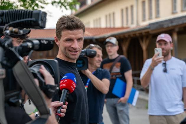 Anreise: DFB-Team kommt in Blankenhain zusammen 20240526 Im Bild: Thomas Müller Die deutsche A-Nationalmannschaft der Männer kam heute in Blankenhain in Thüringen zusammen, um sich auf die Heim-Europameisterschaft in den nächsten Tagen bis zum 31.05.2024 vorzubereiten. Bis zum Abend waren die Nationalspieler im Spa & GolfResort Weimarer Land eingetroffen und wurden von zahlreichen Fans begrüßt.Dabei gab es auch das ein oder andere Autogramm.