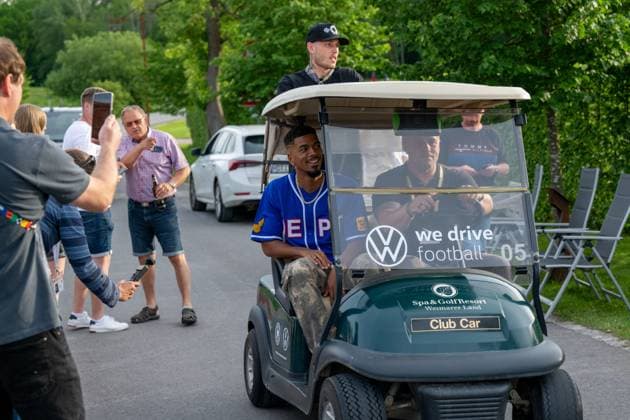 Anreise: DFB-Team kommt in Blankenhain zusammen 20240526 Im Bild: Benjamin Henrichs Die deutsche A-Nationalmannschaft der Männer kam heute in Blankenhain in Thüringen zusammen, um sich auf die Heim-Europameisterschaft in den nächsten Tagen bis zum 31.05.2024 vorzubereiten. Bis zum Abend waren die Nationalspieler im Spa & GolfResort Weimarer Land eingetroffen und wurden von zahlreichen Fans begrüßt.Dabei gab es auch das ein oder andere Autogramm.