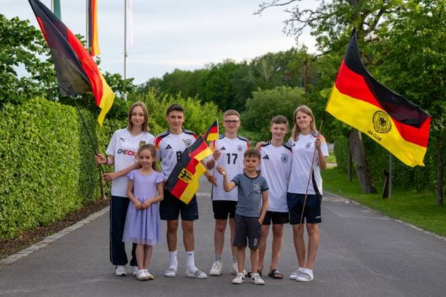 Anreise: DFB-Team kommt in Blankenhain zusammen 20240526 Die deutsche A-Nationalmannschaft der Männer kam heute in Blankenhain in Thüringen zusammen, um sich auf die Heim-Europameisterschaft in den nächsten Tagen bis zum 31.05.2024 vorzubereiten. Bis zum Abend waren die Nationalspieler im Spa & GolfResort Weimarer Land eingetroffen und wurden von zahlreichen Fans begrüßt.Dabei gab es auch das ein oder andere Autogramm.