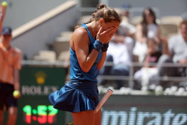 Lucia Bronzetti of Italy gets clay in her eyes as she plays against Naomi Osaka of Japan during their first round match of the French Tennis Open at Roland Garros in Paris, France, on Sunday, May 26, 2024. Osaka won 6-1, 4-6, 7-5.  PAR20240526107 MAYAxVIDON-WHITE