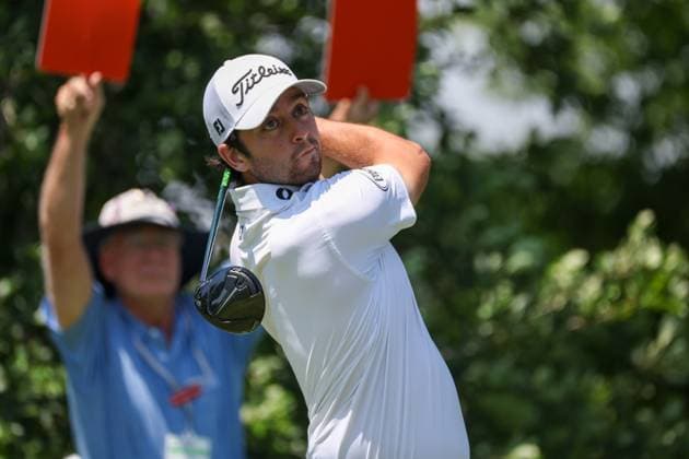 FORT WORTH, TX - MAY 26: Davis Riley (USA) hits from the 9th tee during the Charles Schwab Challenge on May 26, 2024 at Colonial Country Club in Fort Worth, TX. (Photo by George Walker Icon Sportswire) GOLF: MAY 26 PGA, Golf Herren Charles Schwab Challenge EDITORIAL USE ONLY Icon240526080