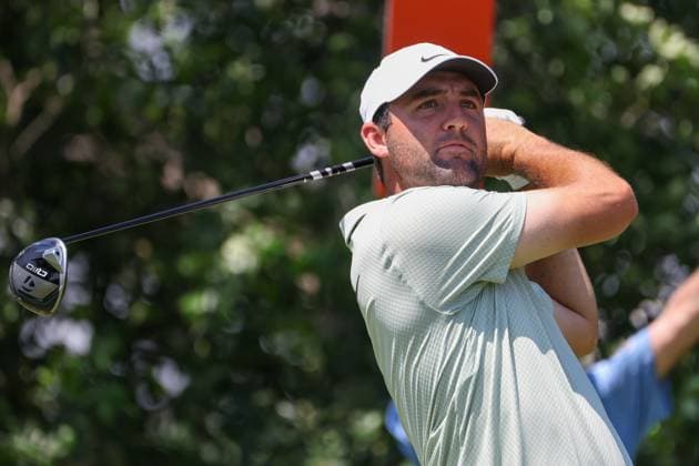 FORT WORTH, TX - MAY 26: Scottie Scheffler (USA) hits from the 9th tee during the Charles Schwab Challenge on May 26, 2024 at Colonial Country Club in Fort Worth, TX. (Photo by George Walker Icon Sportswire) GOLF: MAY 26 PGA, Golf Herren Charles Schwab Challenge EDITORIAL USE ONLY Icon240526084