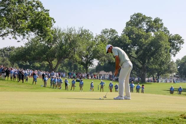 FORT WORTH, TX - MAY 26: Scottie Scheffler (USA) putts on the 18th green during the Charles Schwab Challenge on May 26, 2024 at Colonial Country Club in Fort Worth, TX. (Photo by George Walker Icon Sportswire) GOLF: MAY 26 PGA, Golf Herren Charles Schwab Challenge EDITORIAL USE ONLY Icon240526090