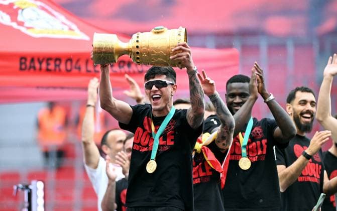 Fussball, , Deutschland, Herren, Saison 2023 2024, Coming Home, BayArena Leverkusen, Bayer Leverkusen feiert das Double; Piero Hincapie (LEV) mit dem DFB Pokal. Jubel, Freude, Aktion. DFB DFL REGULATIONS PROHIBIT ANY USE OF PHOTOGRAPHS AS IMAGE SEQUENCES AND OR QUASI-VIDEO