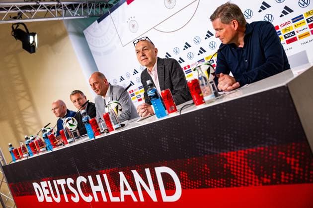 27.05.2024, GER, Fussball, Maenner, Saison 2023 2024, DFB Nationalmannschaft Trainingslager Blankenhain Eröffnungspressekonferenz im Schloss Blankenhain Zur Eröffnungspressekonferenz sind dabei, Wolfgang Tiefensee (Thueringer Wirtschaftsminister) Bernd Neuendorf (DFB Praesident) Jens Kramer (Buergermiester Blankenhain) 99444 Blankenhain Schloss Blankenhain Thüringen Deutschland