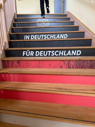 DFB Branding auf der Treppe im Schloss Blankenhain - Blankenhain 27.05.2024: Trainingslager der Deutschen Nationalmannschaft zur EM-Vorbereitung, Golf Resort Weimarer Land