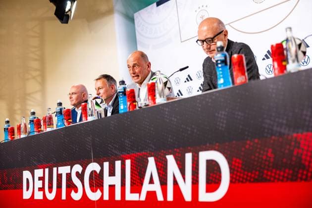 Sport Bilder des Tages 27.05.2024, GER, Fussball, Maenner, Saison 2023 2024, DFB Nationalmannschaft Trainingslager Blankenhain Eröffnungspressekonferenz im Schloss Blankenhain Zur Eröffnungspressekonferenz sind dabei, Wolfgang Tiefensee (Thueringer Wirtschaftsminister) Bernd Neuendorf (DFB Praesident) Jens Kramer (Buergermiester Blankenhain) 99444 Blankenhain Schloss Blankenhain Thüringen Deutschland