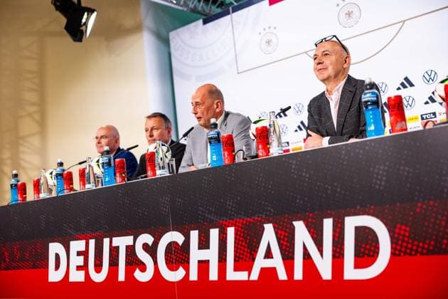 27.05.2024, GER, Fussball, Maenner, Saison 2023 2024, DFB Nationalmannschaft Trainingslager Blankenhain Eröffnungspressekonferenz im Schloss Blankenhain Zur Eröffnungspressekonferenz sind dabei, Wolfgang Tiefensee (Thueringer Wirtschaftsminister) Bernd Neuendorf (DFB Praesident) Jens Kramer (Buergermiester Blankenhain) 99444 Blankenhain Schloss Blankenhain Thüringen Deutschland