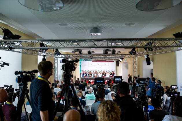 27.05.2024, GER, Fussball, Maenner, Saison 2023 2024, DFB Nationalmannschaft Trainingslager Blankenhain Eröffnungspressekonferenz im Schloss Blankenhain Zur Eröffnungspressekonferenz sind dabei, Wolfgang Tiefensee (Thueringer Wirtschaftsminister) Bernd Neuendorf (DFB Praesident) Jens Kramer (Buergermiester Blankenhain) 99444 Blankenhain Schloss Blankenhain Thüringen Deutschland