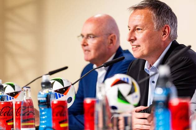 27.05.2024, GER, Fussball, Maenner, Saison 2023 2024, DFB Nationalmannschaft Trainingslager Blankenhain Eröffnungspressekonferenz im Schloss Blankenhain Zur Eröffnungspressekonferenz sind dabei, Wolfgang Tiefensee (Thueringer Wirtschaftsminister) Bernd Neuendorf (DFB Praesident) Jens Kramer (Buergermiester Blankenhain) 99444 Blankenhain Schloss Blankenhain Thüringen Deutschland