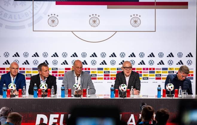 27.05.2024, GER, Fussball, Maenner, Saison 2023 2024, DFB Nationalmannschaft Trainingslager Blankenhain Eröffnungspressekonferenz im Schloss Blankenhain Zur Eröffnungspressekonferenz sind dabei, Wolfgang Tiefensee (Thueringer Wirtschaftsminister) Bernd Neuendorf (DFB Praesident) Jens Kramer (Buergermiester Blankenhain) 99444 Blankenhain Schloss Blankenhain Thüringen Deutschland
