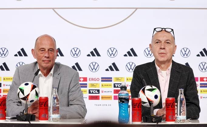 DFB - Pressekonferenz Nationalmannschaft Blankenhain, 27.05.2024, Medienzentrum im Blankenhainer Schloss , Thüringen-Trainingslager der deutschen Fußball-Nationalmannschaft vor der UEFA EURO, EM, Europameisterschaft,Fussball 2024 , Pressekonferenz. Im Bild v.l.: Thüringens Wirtschaftsminister Wolfgang Tiefensee und DFB-Präsident Bernd Neuendorf ,