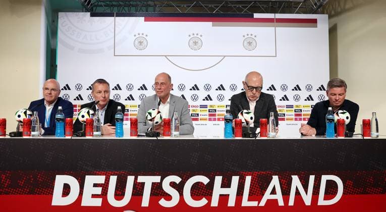 DFB - Pressekonferenz Nationalmannschaft Blankenhain, 27.05.2024, Medienzentrum im Blankenhainer Schloss , Thüringen-Trainingslager der deutschen Fußball-Nationalmannschaft vor der UEFA EURO, EM, Europameisterschaft,Fussball 2024 , Pressekonferenz mit Thüringens Wirtschaftsminister Wolfgang Tiefensee (3.v.l.) und DFB-Präsident Bernd Neuendorf (4.v.l.) ,