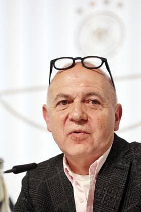 DFB - Pressekonferenz Nationalmannschaft Blankenhain, 27.05.2024, Medienzentrum im Blankenhainer Schloss , Thüringen-Trainingslager der deutschen Fußball-Nationalmannschaft vor der UEFA EURO, EM, Europameisterschaft,Fussball 2024 , Pressekonferenz. Im Bild: DFB-Präsident Bernd Neuendorf ,