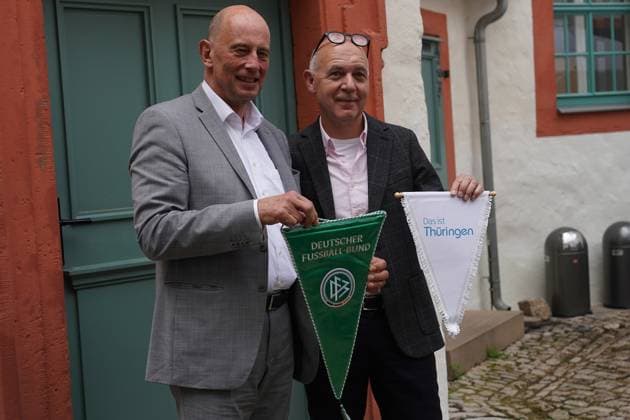 DFB-Präsident Bernd Neuendorf mit Thüringens Wirtschaftsminister Wolfgang Tiefensee - Blankenhain 27.05.2024: Trainingslager der Deutschen Nationalmannschaft zur EM-Vorbereitung, Golf Resort Weimarer Land