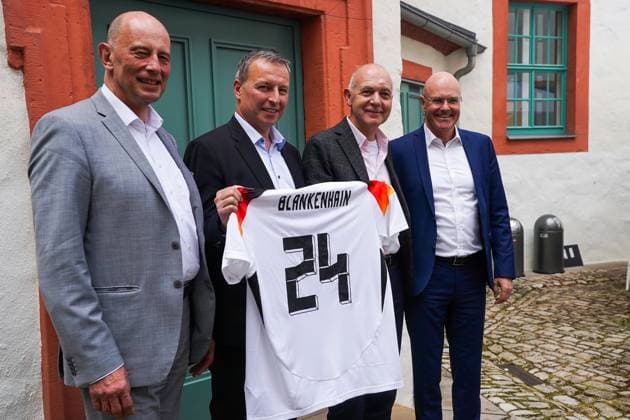 DFB-Präsident Bernd Neuendorf mit Thüringens Wirtschaftsminister Wolfgang Tiefensee - Blankenhain 27.05.2024: Trainingslager der Deutschen Nationalmannschaft zur EM-Vorbereitung, Golf Resort Weimarer Land