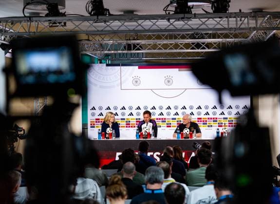 27.05.2024, GER, Fussball, Maenner, Saison 2023 2024, DFB Nationalmannschaft Trainingslager Blankenhain Eröffnungspressekonferenz im Schloss Blankenhain Zur Eröffnungspressekonferenz sind dabei, Julian Nagelsmann (DFB Nationalmannschaft Cheftrainer) und Rudi Voeller 99444 Blankenhain Schloss Blankenhain Thüringen Deutschland
