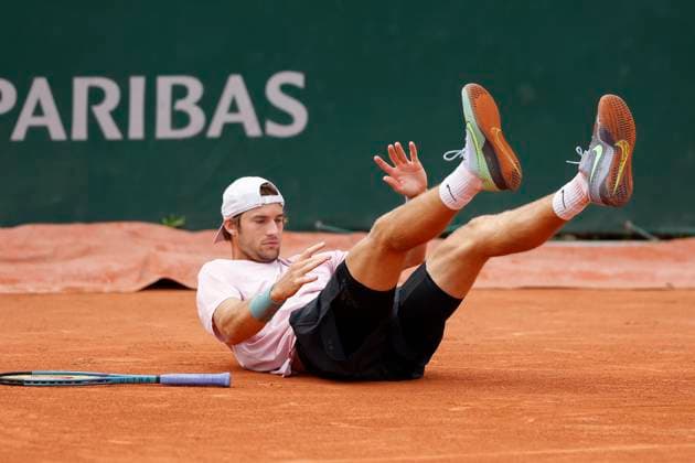 Henri Squire (GER) rutscht aus und stuerzt zu Boden Tennis - French Open 2024 - Roland Garros - Paris - - France - 27 May 2024. Copyright: xJuergenxHasenkopfx