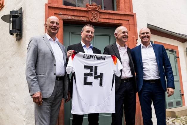 DFB Trainingslager Auftakt Pressekonferenz; 27.05.2024 Wolfgang Tiefensee (Wirtschaftsminister Thüringen), Jens Kramer (Bürgermeister Blankenhain), Bernd Neuendorf (DFB Präsident) und Andreas Krey (Geschäftsführer LEG Thüringen) posieren mit dem aktuellen DFB Trikot DFB Trainingslager Auftakt Pressekonferenz; Blankenhain, Schloss Blankenhain am 27.05.2024 Copyright: xBEAUTIFULxSPORTS Wunderlx