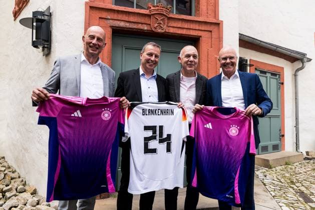 DFB Trainingslager Auftakt Pressekonferenz; 27.05.2024 Wolfgang Tiefensee (Wirtschaftsminister Thüringen), Jens Kramer (Bürgermeister Blankenhain), Bernd Neuendorf (DFB Präsident) und Andreas Krey (Geschäftsführer LEG Thüringen) posieren mit dem aktuellen DFB Trikot DFB Trainingslager Auftakt Pressekonferenz; Blankenhain, Schloss Blankenhain am 27.05.2024 Copyright: xBEAUTIFULxSPORTS Wunderlx