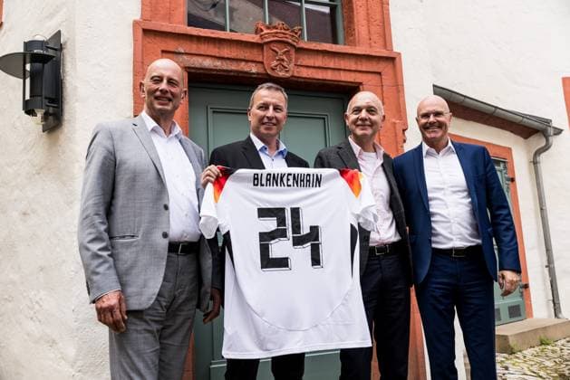 Sport Themen der Woche KW22 Sport Bilder des Tages DFB Trainingslager Auftakt Pressekonferenz; 27.05.2024 Wolfgang Tiefensee (Wirtschaftsminister Thüringen), Jens Kramer (Bürgermeister Blankenhain), Bernd Neuendorf (DFB Präsident) und Andreas Krey (Geschäftsführer LEG Thüringen) posieren mit dem aktuellen DFB Trikot DFB Trainingslager Auftakt Pressekonferenz; Blankenhain, Schloss Blankenhain am 27.05.2024 *** DFB training camp kick-off press conference 27 05 2024 Wolfgang Tiefensee Minister of Economic Affairs Thuringia , Jens Kramer Mayor Blankenhain , Bernd Neuendorf DFB President and Andreas Krey Managing Director LEG Thuringia pose with the current DFB jersey DFB training camp kick-off press conference Blankenhain, Blankenhain Castle on 27 05 2024 Copyright: xBEAUTIFULxSPORTS Wunderlx