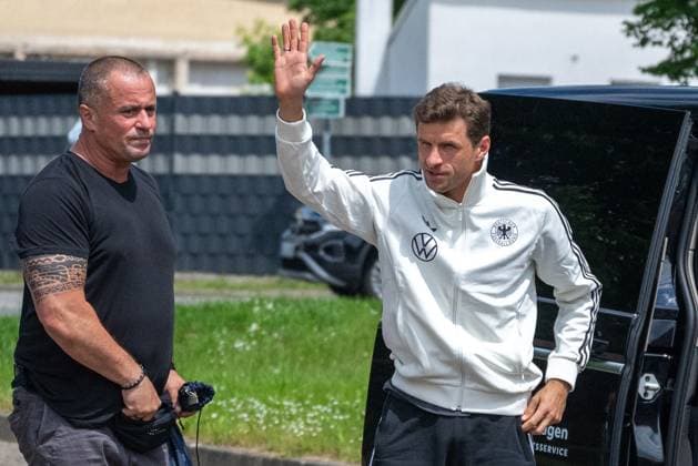 20240527 Die zwei Spieler der A-Mannschaft der DFB Elf, Thomas Müller und Chris Führich besuchten am 27.05.2024 die Blankenhainer Tafel. Gemeinsam gaben sie Waren aus und erfüllten zahlreiche Autogrammwünsche bevor sie nach etwa einer Stunde wieder zurück ins Camp ins Weimarer Land Spa & Golfresort zurückfuhren und am Nachmittag weiter nach Jena zum öffentlichen Training reisten.