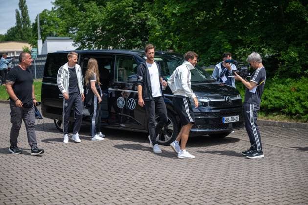 20240527 Die zwei Spieler der A-Mannschaft der DFB Elf, Thomas Müller und Chris Führich besuchten am 27.05.2024 die Blankenhainer Tafel. Gemeinsam gaben sie Waren aus und erfüllten zahlreiche Autogrammwünsche bevor sie nach etwa einer Stunde wieder zurück ins Camp ins Weimarer Land Spa & Golfresort zurückfuhren und am Nachmittag weiter nach Jena zum öffentlichen Training reisten.