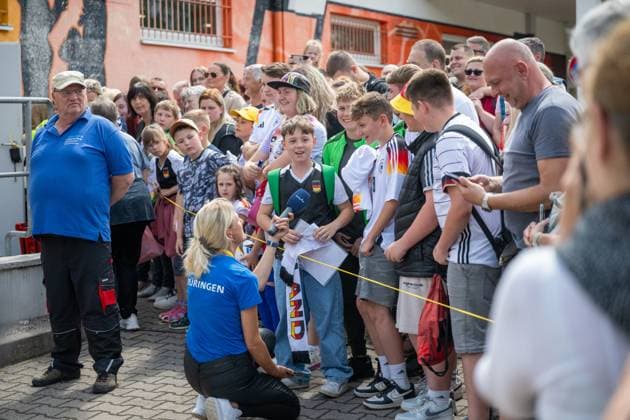 20240527 Die zwei Spieler der A-Mannschaft der DFB Elf, Thomas Müller und Chris Führich besuchten am 27.05.2024 die Blankenhainer Tafel. Gemeinsam gaben sie Waren aus und erfüllten zahlreiche Autogrammwünsche bevor sie nach etwa einer Stunde wieder zurück ins Camp ins Weimarer Land Spa & Golfresort zurückfuhren und am Nachmittag weiter nach Jena zum öffentlichen Training reisten.