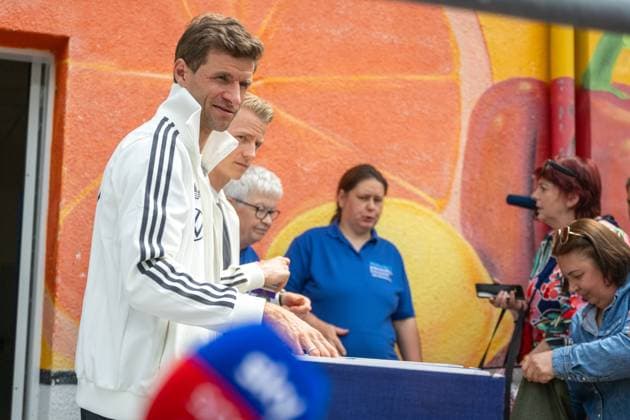 20240527 Die zwei Spieler der A-Mannschaft der DFB Elf, Thomas Müller und Chris Führich besuchten am 27.05.2024 die Blankenhainer Tafel. Gemeinsam gaben sie Waren aus und erfüllten zahlreiche Autogrammwünsche bevor sie nach etwa einer Stunde wieder zurück ins Camp ins Weimarer Land Spa & Golfresort zurückfuhren und am Nachmittag weiter nach Jena zum öffentlichen Training reisten.