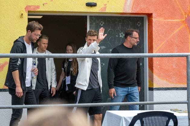 20240527 Die zwei Spieler der A-Mannschaft der DFB Elf, Thomas Müller und Chris Führich besuchten am 27.05.2024 die Blankenhainer Tafel. Gemeinsam gaben sie Waren aus und erfüllten zahlreiche Autogrammwünsche bevor sie nach etwa einer Stunde wieder zurück ins Camp ins Weimarer Land Spa & Golfresort zurückfuhren und am Nachmittag weiter nach Jena zum öffentlichen Training reisten.