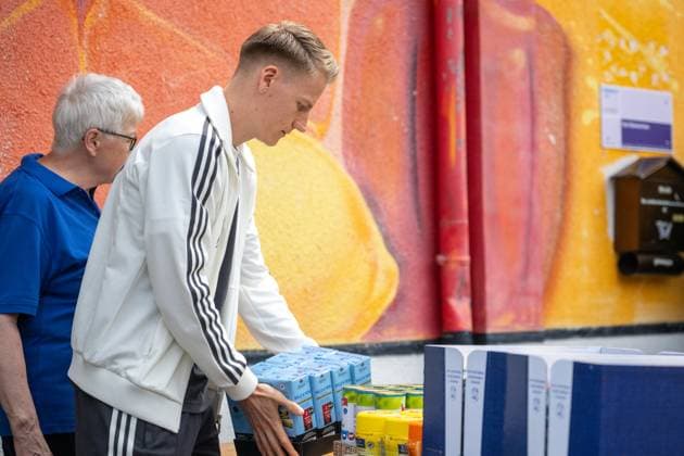 Sport Bilder des Tages 20240527 Die zwei Spieler der A-Mannschaft der DFB Elf, Thomas Müller und Chris Führich besuchten am 27.05.2024 die Blankenhainer Tafel. Gemeinsam gaben sie Waren aus und erfüllten zahlreiche Autogrammwünsche bevor sie nach etwa einer Stunde wieder zurück ins Camp ins Weimarer Land Spa & Golfresort zurückfuhren und am Nachmittag weiter nach Jena zum öffentlichen Training reisten.