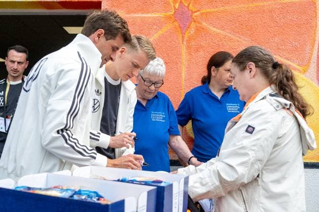 20240527 Die zwei Spieler der A-Mannschaft der DFB Elf, Thomas Müller und Chris Führich besuchten am 27.05.2024 die Blankenhainer Tafel. Gemeinsam gaben sie Waren aus und erfüllten zahlreiche Autogrammwünsche bevor sie nach etwa einer Stunde wieder zurück ins Camp ins Weimarer Land Spa & Golfresort zurückfuhren und am Nachmittag weiter nach Jena zum öffentlichen Training reisten.