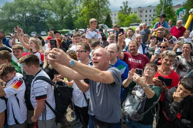 20240527 Die zwei Spieler der A-Mannschaft der DFB Elf, Thomas Müller und Chris Führich besuchten am 27.05.2024 die Blankenhainer Tafel. Gemeinsam gaben sie Waren aus und erfüllten zahlreiche Autogrammwünsche bevor sie nach etwa einer Stunde wieder zurück ins Camp ins Weimarer Land Spa & Golfresort zurückfuhren und am Nachmittag weiter nach Jena zum öffentlichen Training reisten.