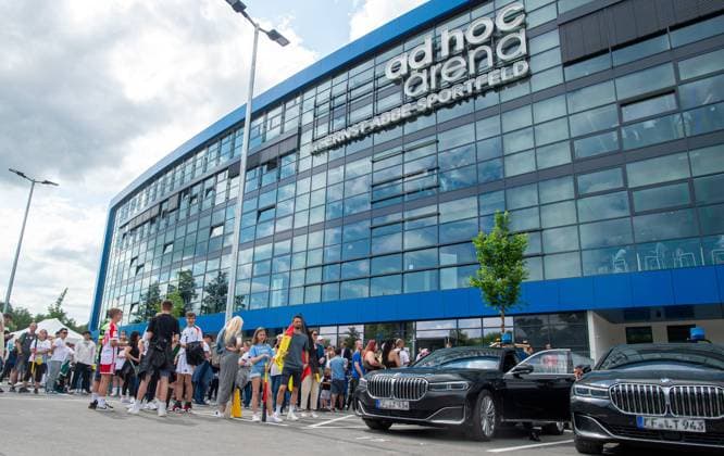 Fussball, Herren, Saison 2023 2024, Deutsche Nationalmannschaft, EM-Vorbereitung, öffentliches Training in Jena, im Bild: Fans vor der ad hoc arena, 27.05. 2024, Copyright: xSebastianxRäppold MatthiasxKochx
