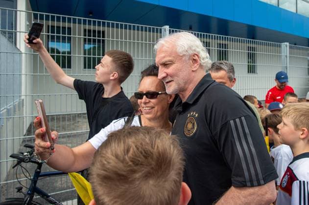 Fussball, Herren, Saison 2023 2024, Deutsche Nationalmannschaft, EM-Vorbereitung, öffentliches Training in Jena, im Bild: Direktor Nationalmannschaft Rudi Völler (Deutscher Fußball-Bund) macht Fotos mit Fans, 27.05. 2024, Copyright: xSebastianxRäppold MatthiasxKochx