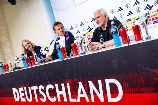 27.05.2024, GER, Fussball, Maenner, Saison 2023 2024, DFB Nationalmannschaft Trainingslager Blankenhain Eröffnungspressekonferenz im Schloss Blankenhain Zur Eröffnungspressekonferenz sind dabei, Julian Nagelsmann (DFB Nationalmannschaft Cheftrainer) und Rudi Voeller (Direktor DFB A-Auswahl) 99444 Blankenhain Schloss Blankenhain Thüringen Deutschland