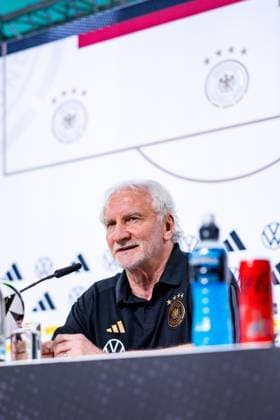 27.05.2024, GER, Fussball, Maenner, Saison 2023 2024, DFB Nationalmannschaft Trainingslager Blankenhain Eröffnungspressekonferenz im Schloss Blankenhain Im Bild zu sehen Rudi Voeller (Direktor DFB A-Auswahl) Zur Eröffnungspressekonferenz sind dabei, Julian Nagelsmann (DFB Nationalmannschaft Cheftrainer) und Rudi Voeller (Direktor DFB A-Auswahl) 99444 Blankenhain Schloss Blankenhain Thüringen Deutschland