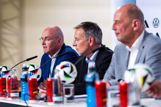 27.05.2024, GER, Fussball, Maenner, Saison 2023 2024, DFB Nationalmannschaft Trainingslager Blankenhain Eröffnungspressekonferenz im Schloss Blankenhain Im Bild Matthias Grafe (Geschaeftsfuehrer Spa & Golf Resort Weimarer Land) Zur Eröffnungspressekonferenz sind dabei, Wolfgang Tiefensee (Thueringer Wirtschaftsminister) Bernd Neuendorf (DFB Praesident) Jens Kramer (Buergermeister Blankenhain) Matthias Grafe (Geschaeftsfuehrer Spa & Golf Resort Weimarer Land) 99444 Blankenhain Schloss Blankenhain Thüringen Deutschland