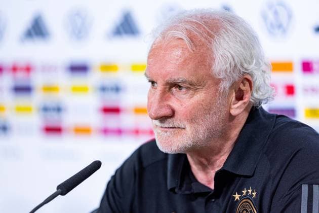 27.05.2024, GER, Fussball, Maenner, Saison 2023 2024, DFB Nationalmannschaft Trainingslager Blankenhain Eröffnungspressekonferenz im Schloss Blankenhain Im Bild zu sehen Rudi Voeller (Direktor DFB A-Auswahl) Zur Eröffnungspressekonferenz sind dabei, Julian Nagelsmann (DFB Nationalmannschaft Cheftrainer) und Rudi Voeller (Direktor DFB A-Auswahl) 99444 Blankenhain Schloss Blankenhain Thüringen Deutschland