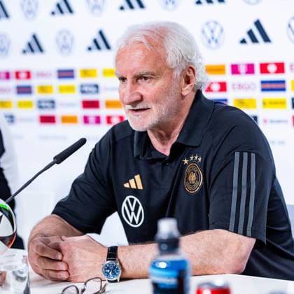 27.05.2024, GER, Fussball, Maenner, Saison 2023 2024, DFB Nationalmannschaft Trainingslager Blankenhain Eröffnungspressekonferenz im Schloss Blankenhain Im Bild zu sehen Rudi Voeller (Direktor DFB A-Auswahl) Zur Eröffnungspressekonferenz sind dabei, Julian Nagelsmann (DFB Nationalmannschaft Cheftrainer) und Rudi Voeller (Direktor DFB A-Auswahl) 99444 Blankenhain Schloss Blankenhain Thüringen Deutschland