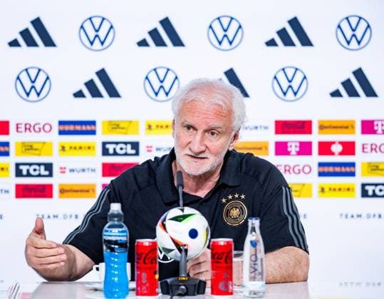 27.05.2024, GER, Fussball, Maenner, Saison 2023 2024, DFB Nationalmannschaft Trainingslager Blankenhain Eröffnungspressekonferenz im Schloss Blankenhain Im Bild zu sehen Rudi Voeller (Direktor DFB A-Auswahl) Zur Eröffnungspressekonferenz sind dabei, Julian Nagelsmann (DFB Nationalmannschaft Cheftrainer) und Rudi Voeller (Direktor DFB A-Auswahl) 99444 Blankenhain Schloss Blankenhain Thüringen Deutschland