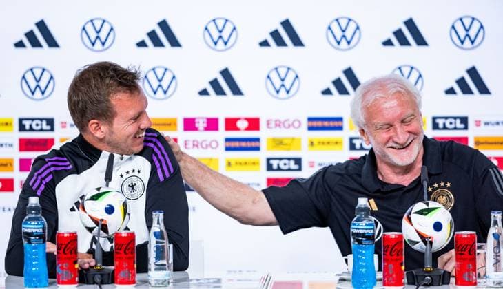 Sport Themen der Woche KW22 Sport Bilder des Tages 27.05.2024, GER, Fussball, Maenner, Saison 2023 2024, DFB Nationalmannschaft Trainingslager Blankenhain Eröffnungspressekonferenz im Schloss Blankenhain Zur Eröffnungspressekonferenz sind dabei, Julian Nagelsmann (DFB Nationalmannschaft Cheftrainer) und Rudi Voeller (Direktor DFB A-Auswahl) 99444 Blankenhain Schloss Blankenhain Thüringen Deutschland *** 27 05 2024, GER, Football, Men, Season 2023 2024, DFB National Team Training Camp Blankenhain Opening Press Conference at Blankenhain Castle The opening press conference will be attended by Julian Nagelsmann DFB National Team Head Coach and Rudi Voeller Director DFB A Selection 99444 Blankenhain Castle Blankenhain Thuringia Germany