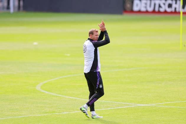 Bundestrainer Julian Nagelsmann (Germany) klatscht in die Haende, Oeffentliches Training Tag 1, Trainingslager der deutschen Natiionalmannschaft, Ernst-Abbe-Sportfeld, 27.05.2024, Jena, Deutschland.