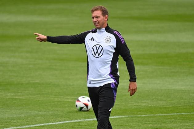 Bundestrainer Julian NAGELSMANN (GER) Gestik,gibt Anweisungen, Einzelbild,angeschnittenes Einzelmotiv,Halbfigur,halbe Figur. Oeffentliches Training in Jena , Erst Abbe Sportfeld. Deutsche Fussball Nationalmannschaft,Fussball Trainingslager in Blankenhain Thueringen am 27.05.2024,