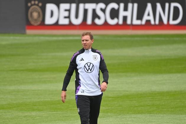 Bundestrainer Julian NAGELSMANN (GER) geht ueber den Platz, Einzelbild,angeschnittenes Einzelmotiv,Halbfigur,halbe Figur. Oeffentliches Training in Jena , Erst Abbe Sportfeld. Deutsche Fussball Nationalmannschaft,Fussball Trainingslager in Blankenhain Thueringen am 27.05.2024,