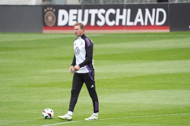 Bundestrainer Julian Nagelsmann (Deutschland Germany) mit seinem Taktikzettel für Deutschland - Jena 27.05.2024: Öffentliches Trainingslager der Deutschen Nationalmannschaft zur EM-Vorbereitung, Ernst-Abbe Sportfeld