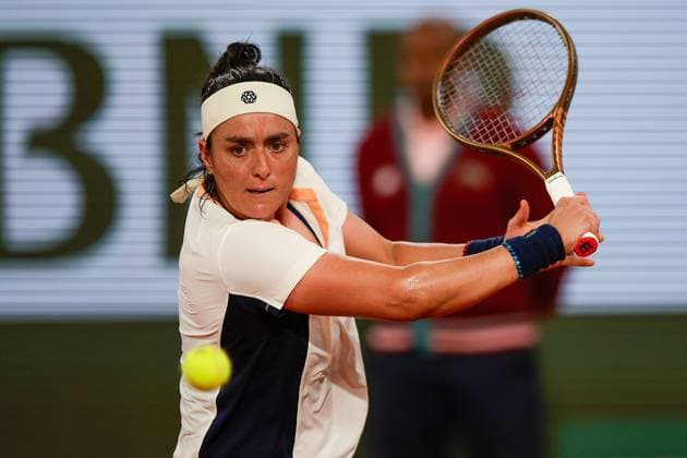27.05.2024 Tennis, French Open 2024 Roland-Garros, FRA, Court Philippe-Chatrier Women First ROUND Sachia Vickery - Ons Jabeur (Tunisia) Bild: v. li. Ons Jabeur (Tunisia) spielt eine Rückhand. Copyright: HMBxMedia AntonioxBorga