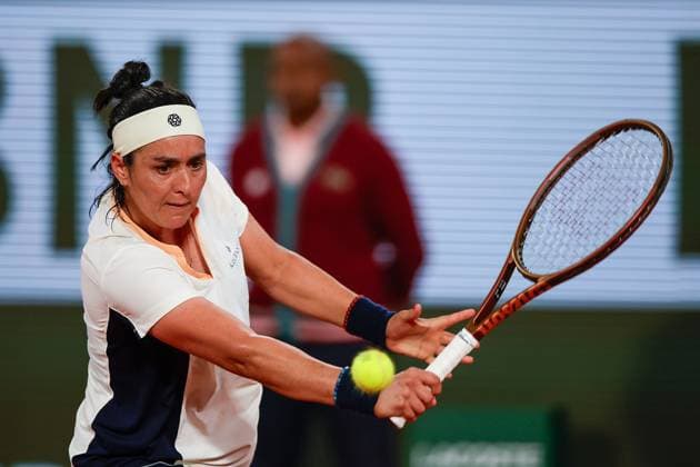 27.05.2024 Tennis, French Open 2024 Roland-Garros, FRA, Court Philippe-Chatrier Women First ROUND Sachia Vickery - Ons Jabeur (Tunisia) Bild: v. li. Ons Jabeur (Tunisia) spielt eine Rückhand. Copyright: HMBxMedia AntonioxBorga