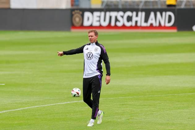 Bundestrainer Julian Nagelsmann gestikuliert, Oeffentliches Training Tag 1, Trainingslager der deutschen Natiionalmannschaft, Ernst-Abbe-Sportfeld, 27.05.2024, Jena, Deutschland.